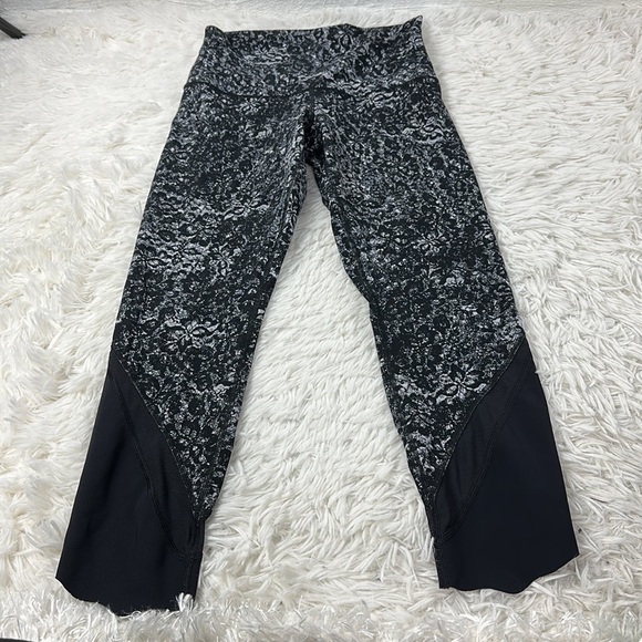 🔥$SALE$🔥 Lululemon Wunder Under Crop *Scallop 24" Achromatize Ice Grey - Picture 1 of 7